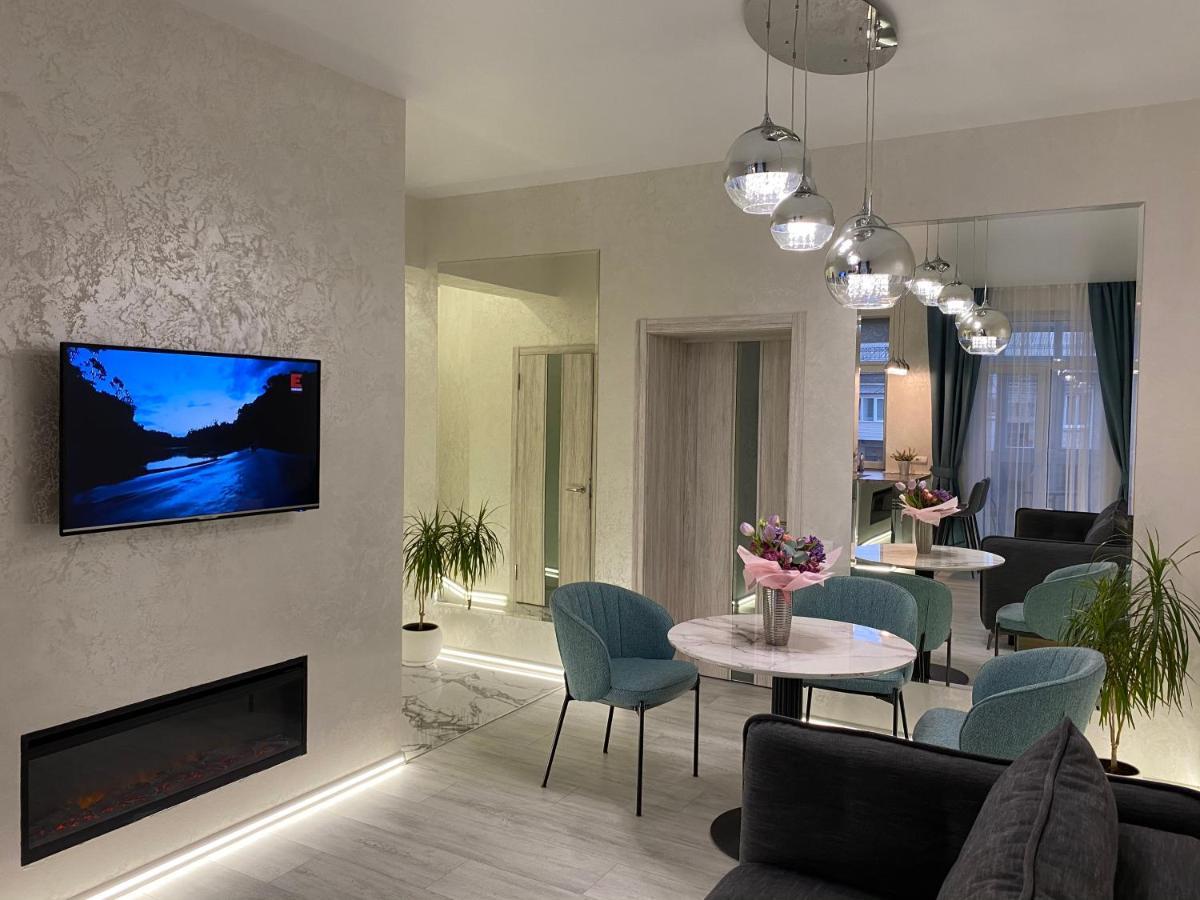Panorama Luxury Apartment In The House With A Spire, A Historical Building In The City Centre Charkiv Exteriör bild